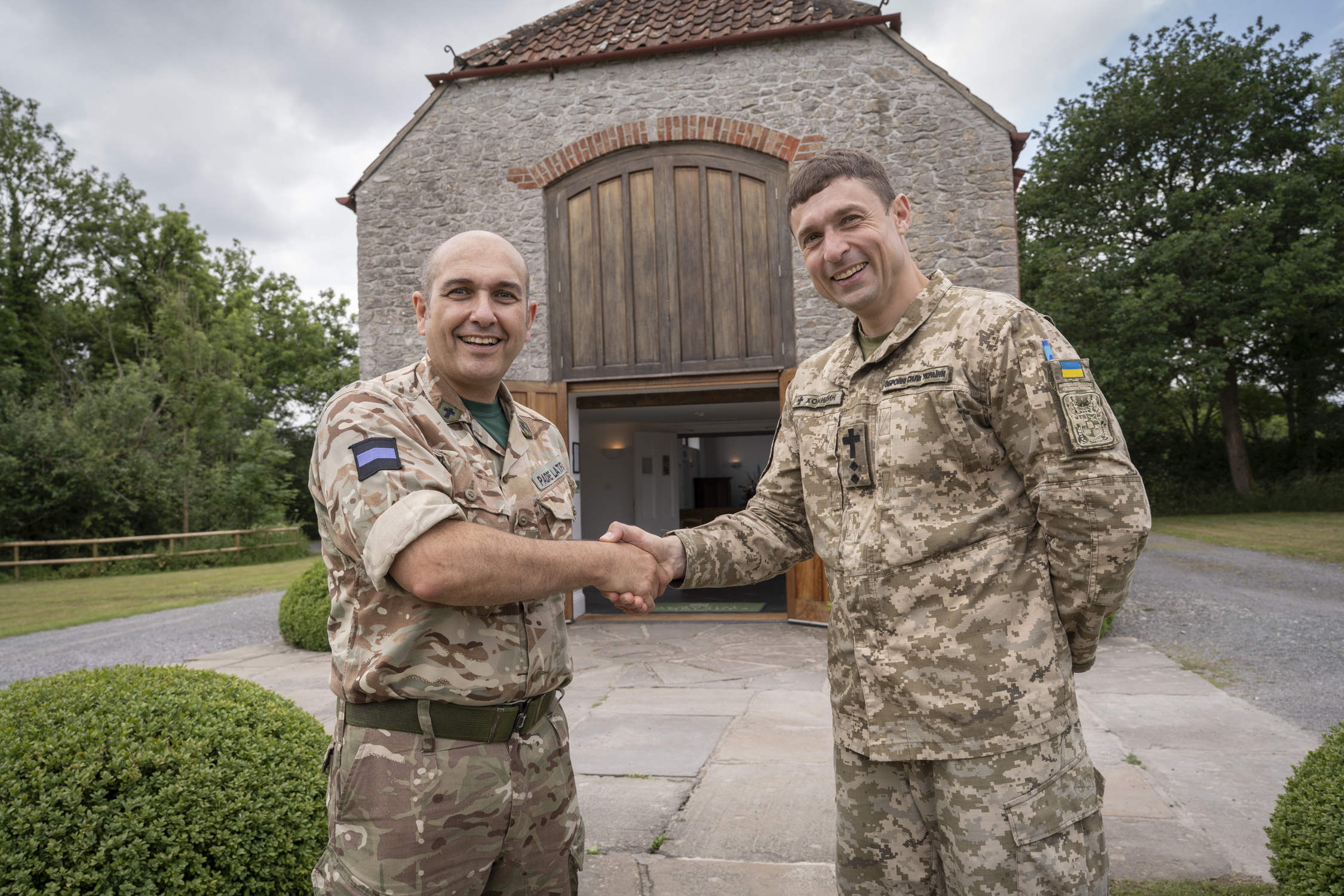Padre Mahor Andy Latifa (left) and Padre Lt Andriy Khomyshyn of the Ukranian Army (right). Ukraine representative at Memorial service